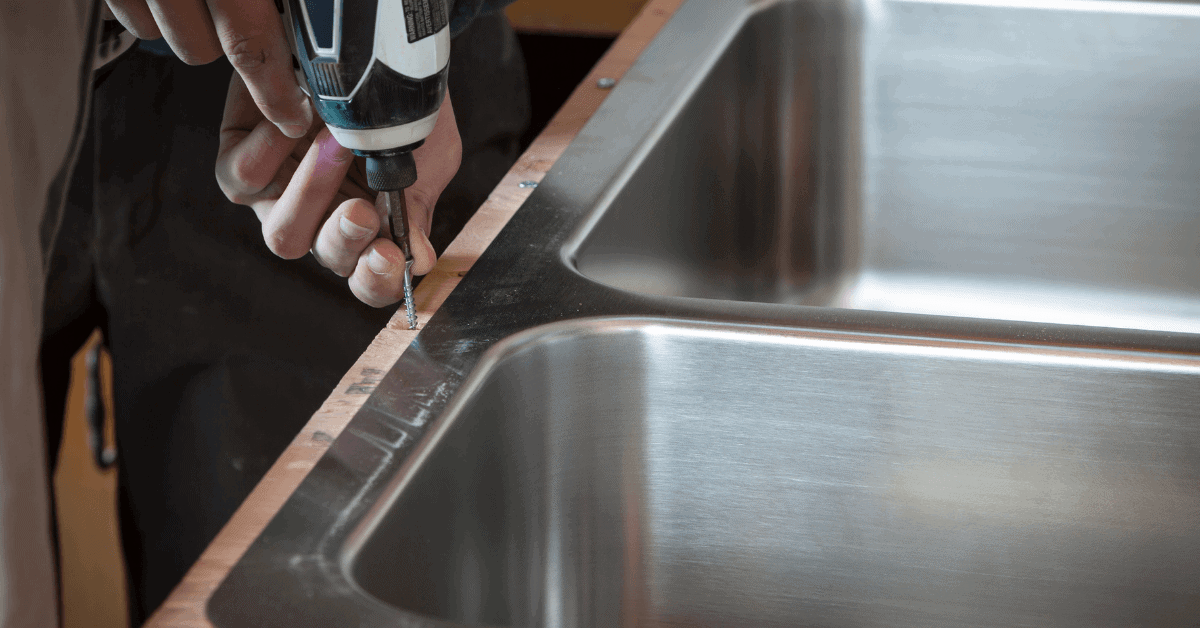 Installing an inset kitchen sink into a worktop 